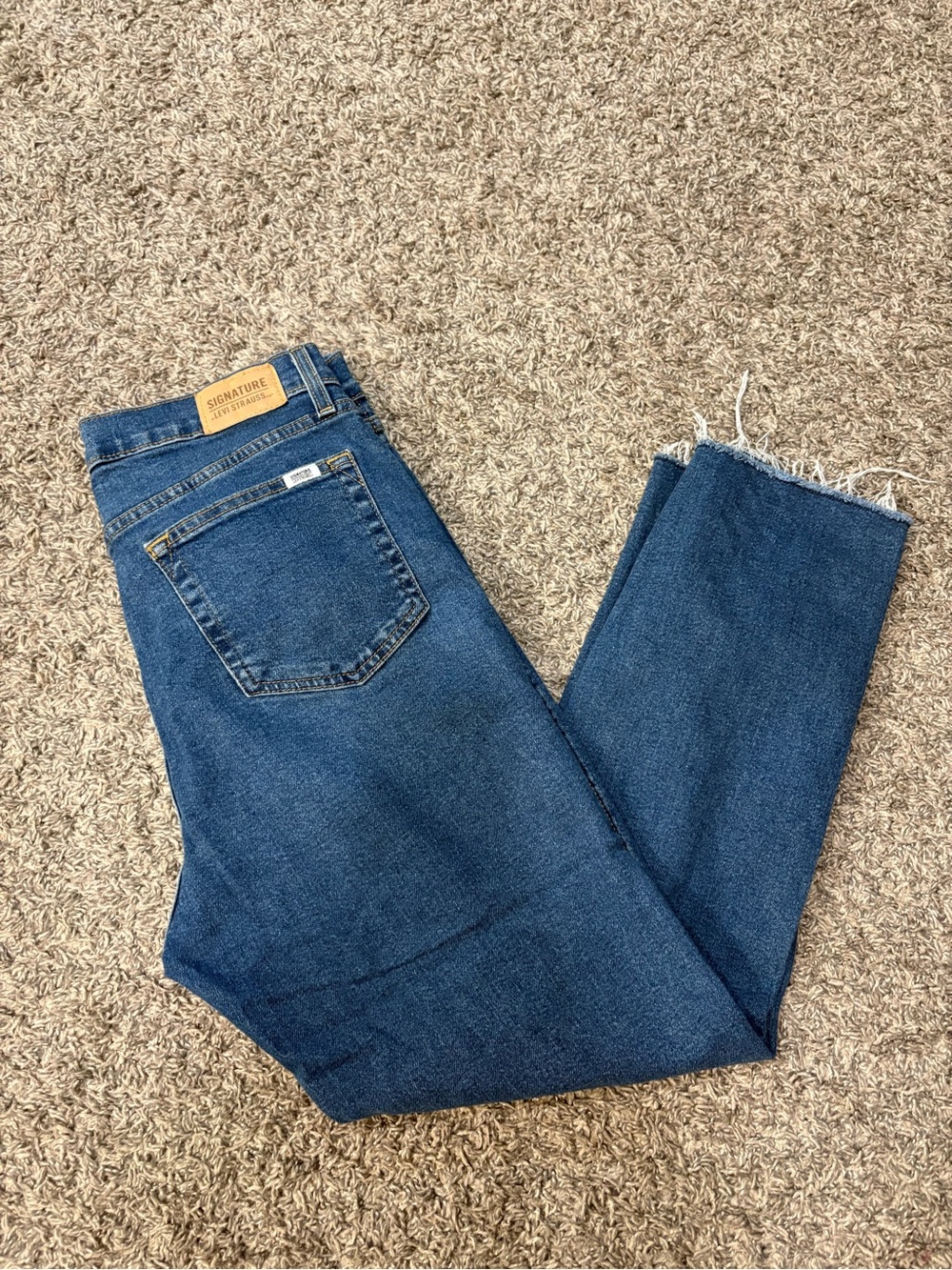 Signature Straight-Leg Women's Jeans in Blue with Frayed Hem